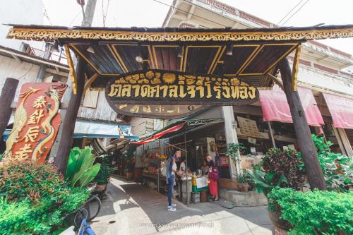 ตลาดศาลเจ้าโรงทอง หรือ ตลาดวิเศษชัยชาญจังหวัดอ่างทอง